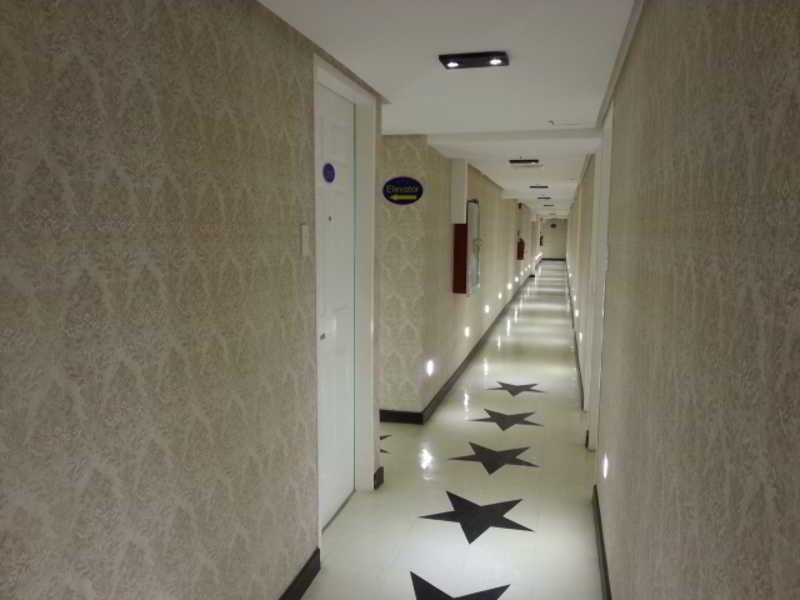 Icon Hotel Manila Exterior photo