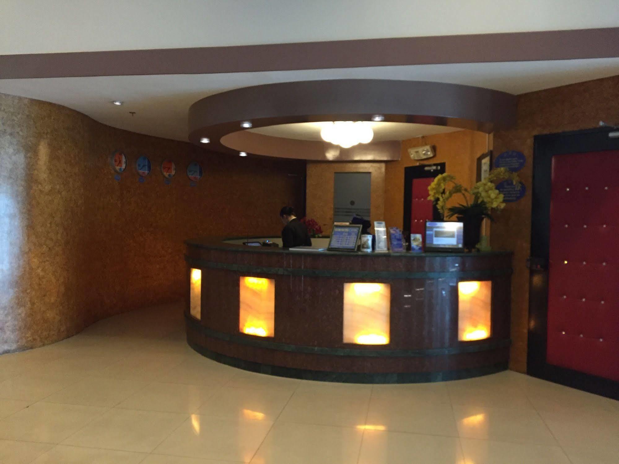 Icon Hotel Manila Exterior photo